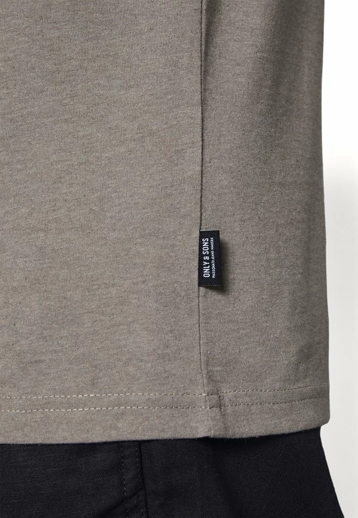 Only & Sons ONSJAKE LIFE CLUB TEE - Print T-shirt - Chinchilla 7 Only & Sons ONSJAKE LIFE CLUB TEE - Print T-shirt - Chinchilla - Image 5