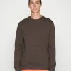 Only & Sons ONSCERES LIFE CREW NECK - Sweatshirt - Seal Brown -Only & Sons shop aa071f271f9548989956646b30e8e054