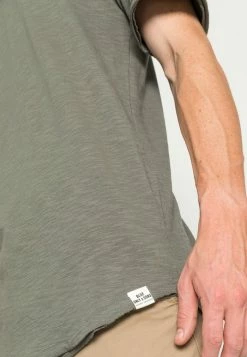 Only & Sons ONSBENNE LIFE LONGY TEE NOOS - Basic T-shirt - Castor Gray -Only & Sons shop ec9a629487ed4eb4b8a7edbea8999294